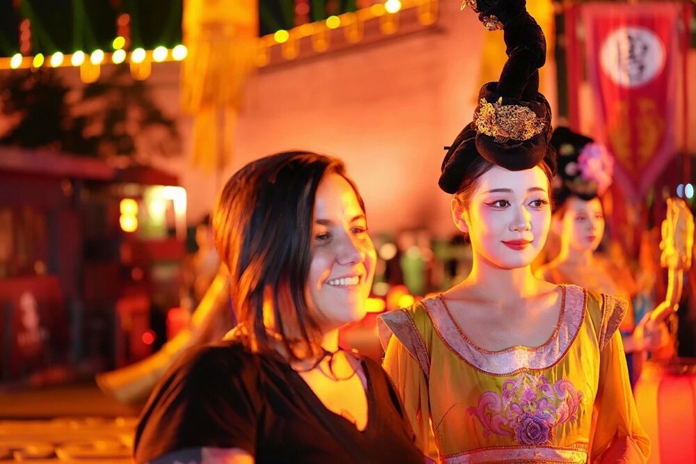 永宁门欢迎仪式后，玻利维亚诗人杰西卡·弗罗伊登塔尔与一位“唐代仕女”合影