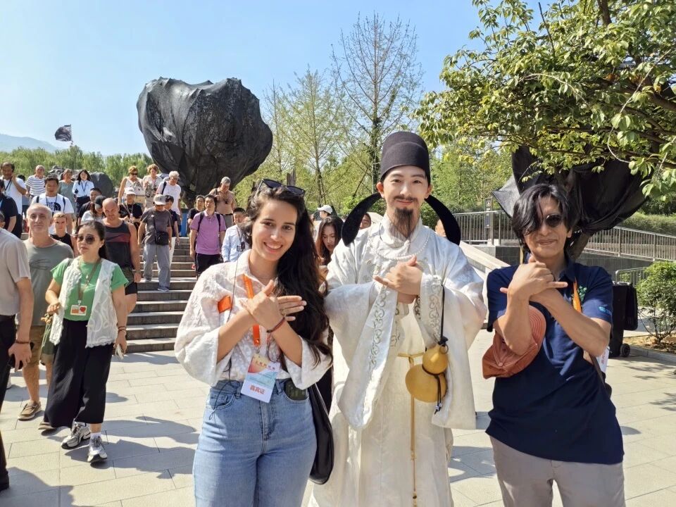 古巴诗人吉赛尔·露西亚·纳瓦罗与厄瓜多尔诗人阿古斯廷·瓜姆博，向“李白”学习叉手礼