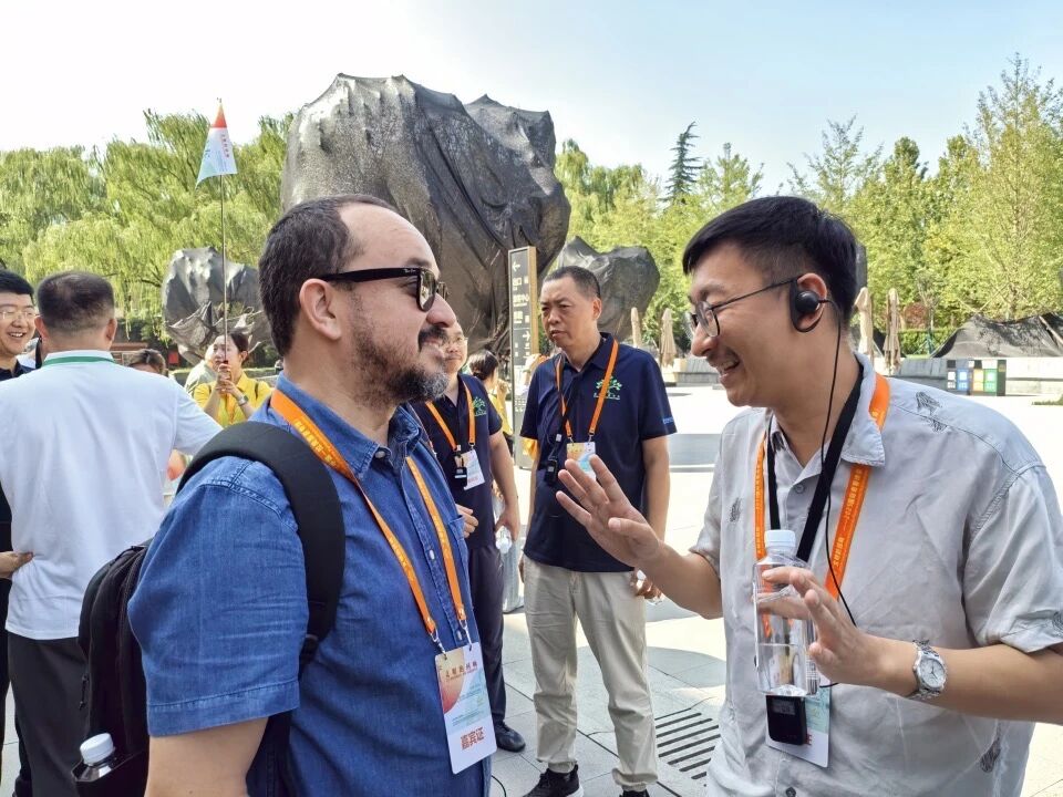 中国诗人李壮与巴西诗人塔尔索·德·梅洛参观完秦始皇帝陵博物院后交谈，李壮告诉梅洛，西安地下文物众多，在我们脚下也许也有古代的文物遗存。