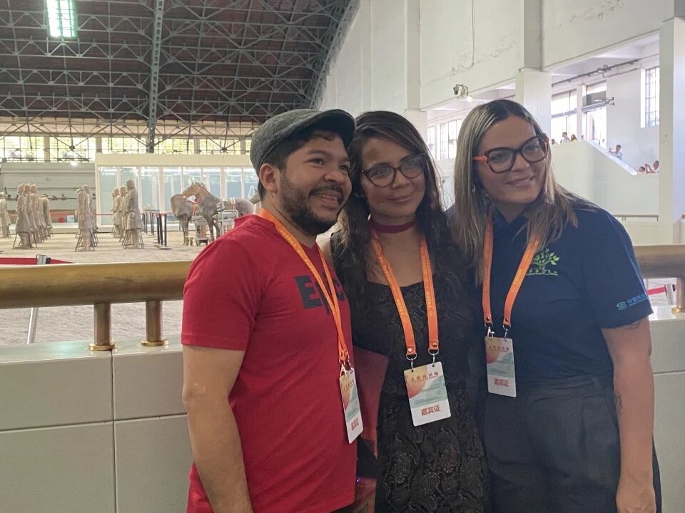 巴拿马诗人哈维尔·阿尔瓦拉多（左）、哥伦比亚诗人法迪尔·德尔加多（中）、委内瑞拉诗人因迪拉·卡尔皮奥·奥利沃在秦始皇帝陵博物院合影