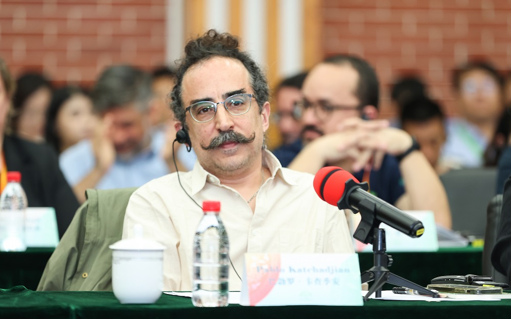 阿根廷诗人巴勃罗·卡查季安