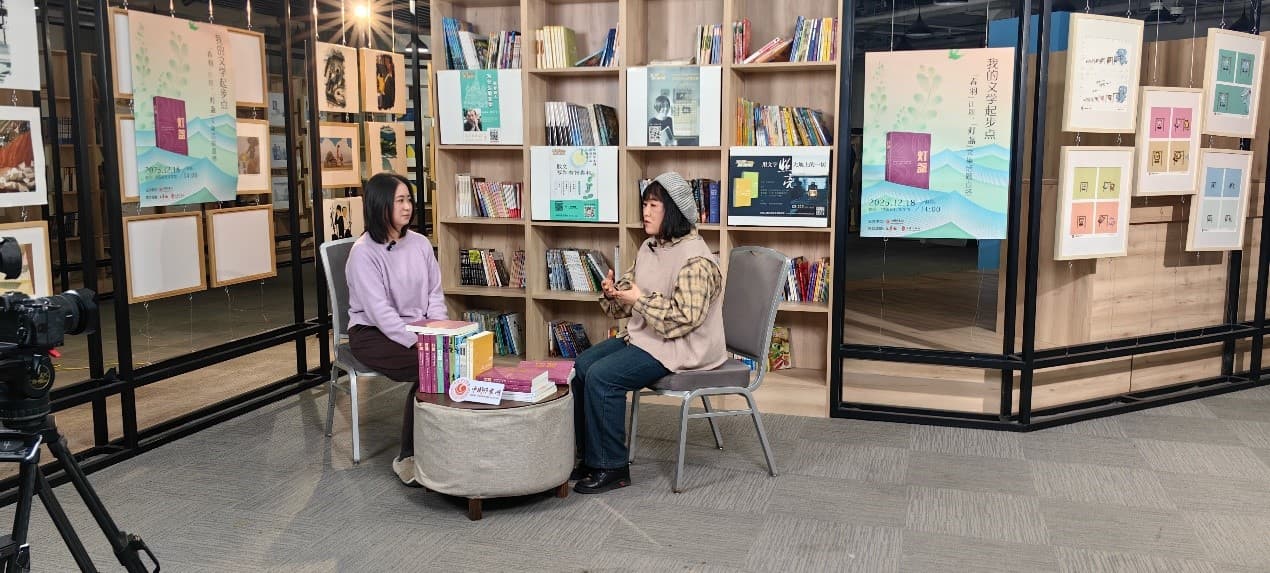 刘云芳(右)谈《灯盏》