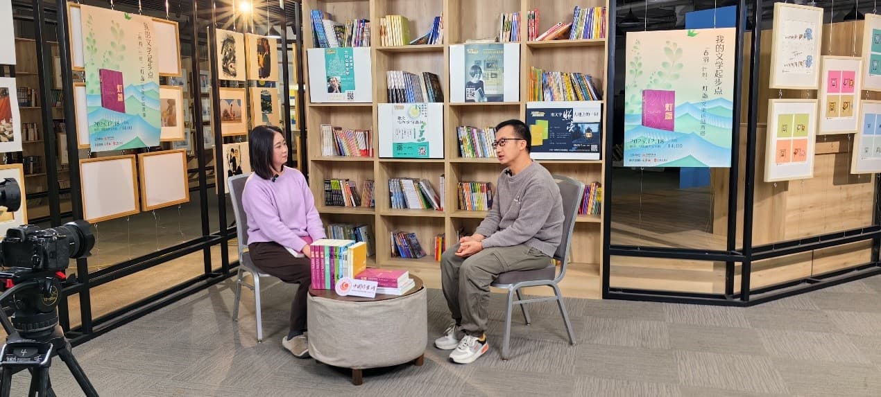 李英俊(右)谈《灯盏》