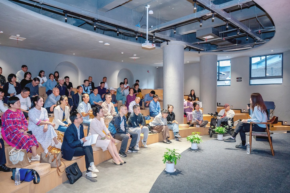 知名作家宋阿曼作文学讲座