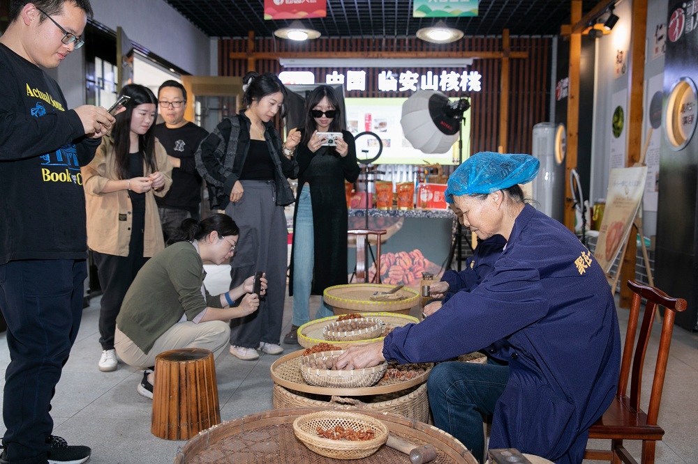 网络作家赴实践点采风1