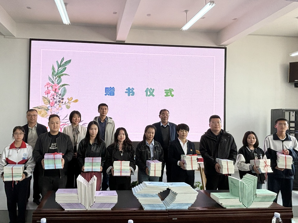 2025年4月21日,《绿野芬芳》新书分享会走进金山实验校园 (1)