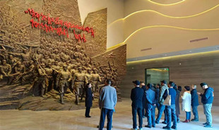 采风团一行在宁都起义纪念馆参观