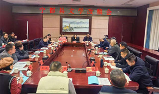 采风团一行与宁都本土作者举办改稿会