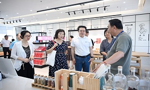 采风团了解南川区中医药产业发展