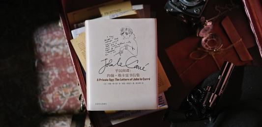 勒卡雷书信集出版:间谍小说家的“另类传记”