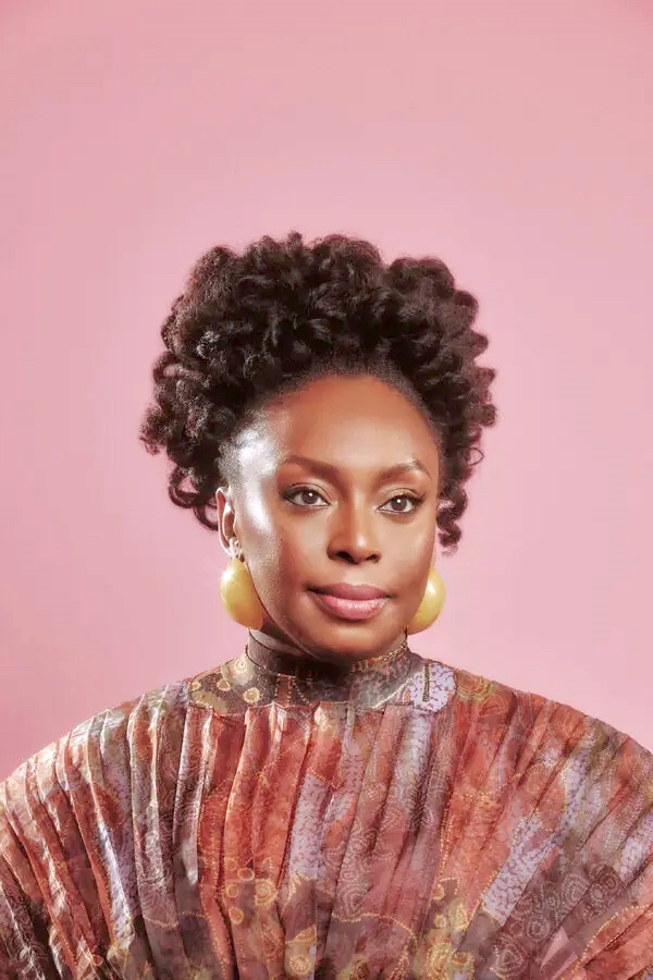 尼日利亚裔作家奇玛曼达·恩戈兹·阿迪契 2025年出版《梦想计数》