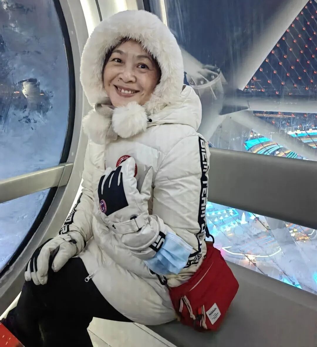 迟子建在哈尔滨冰雪大世界冰雪摩天轮