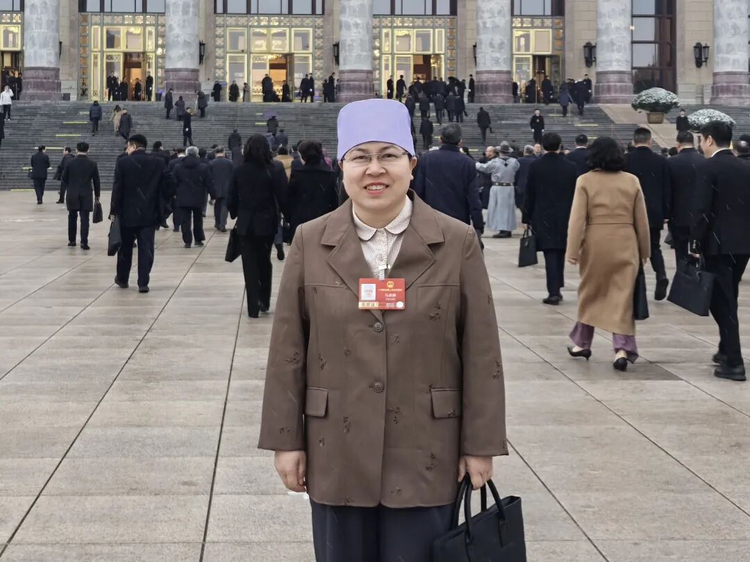 全国人大代表、作家、宁夏回族自治区吴忠市红寺堡区红寺堡镇玉池村村民马慧娟