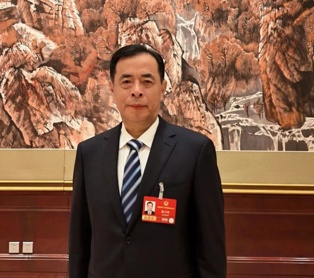 全国政协委员、中国作家协会主席团委员滕贞甫