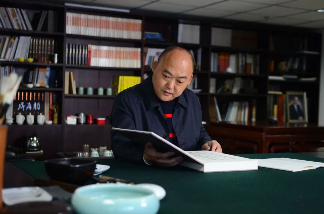 全国政协委员、民盟中央文化委员会副主任、中国国家画院艺术家洪厚甜