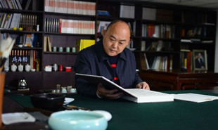 全国政协委员、民盟中央文化委员会副主任、中国国家画院艺术家洪厚甜